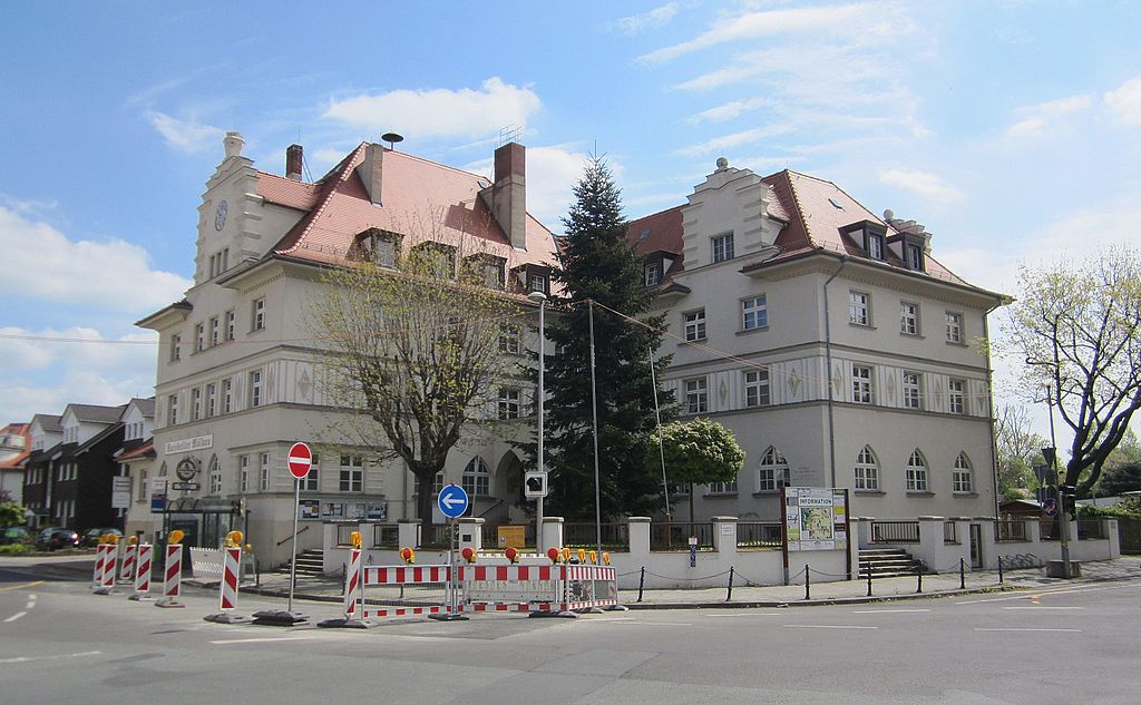 Lößnig von oben  Leipzig-Lößnig mit Stauteich und Rundling